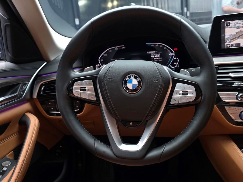 2020 BMW 5 Series 530e Luxury photo 13