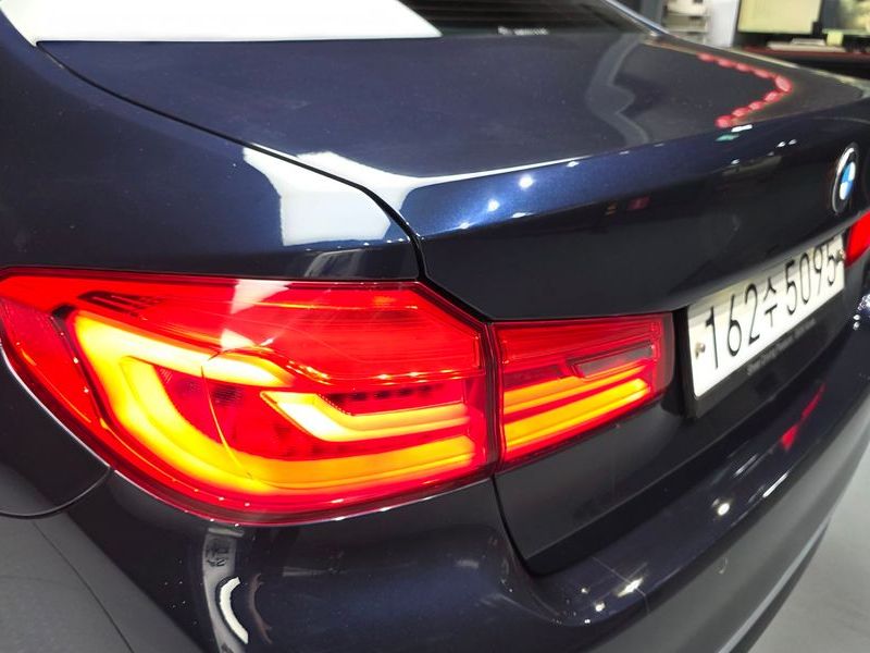 2020 BMW 5 Series 530e Luxury photo 23