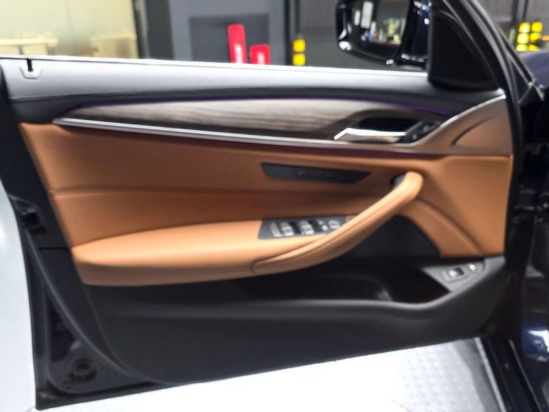 2020 BMW 5 Series 530e Luxury photo 24