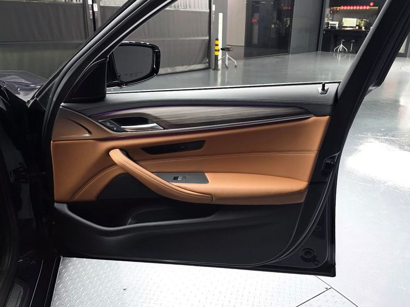 2020 BMW 5 Series 530e Luxury photo 27