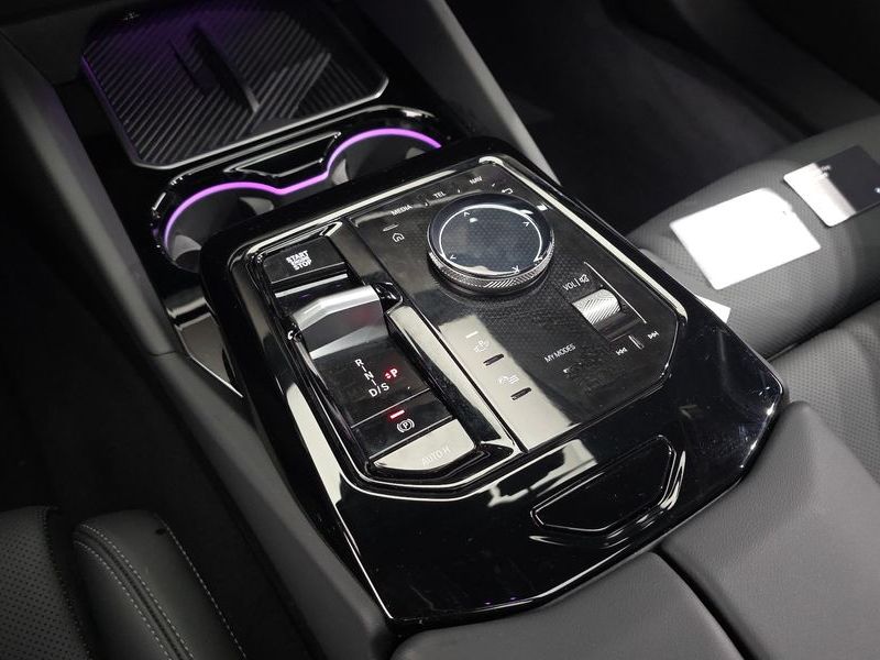 2026 BMW 5 Series 520i M Sport photo 9