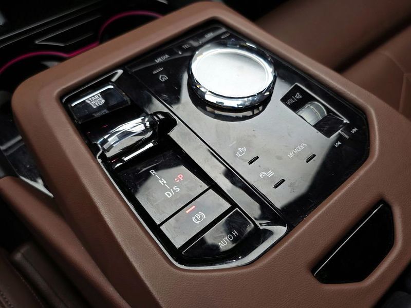 2024 BMW 5 Series 530i xDrive M Sport photo 9