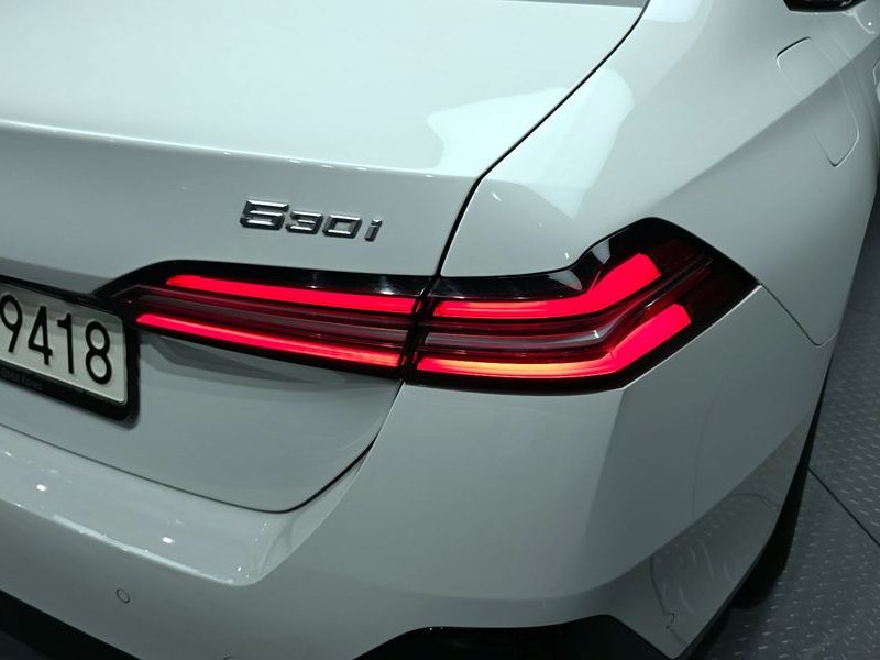 2024 BMW 5 Series 530i xDrive M Sport photo 23
