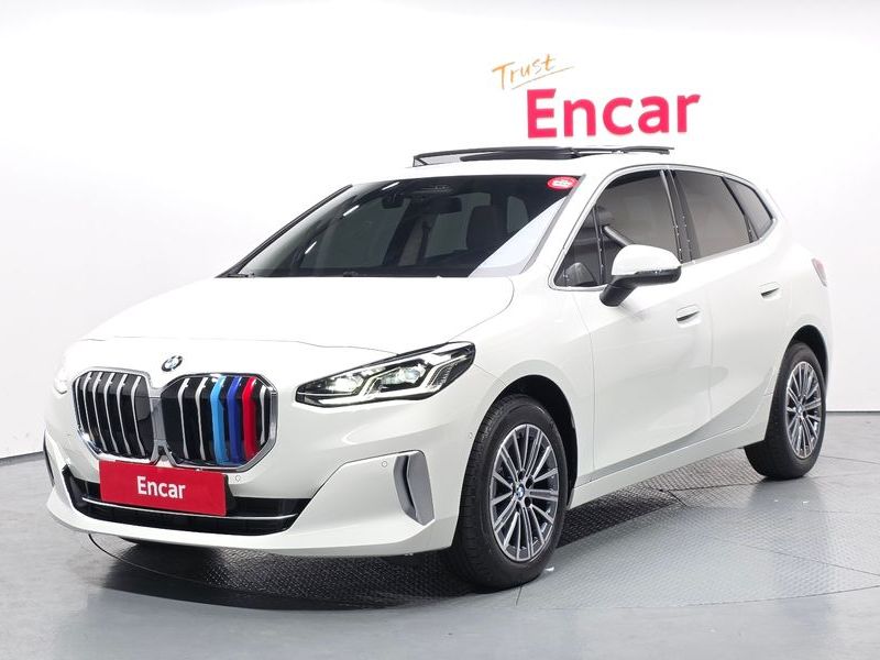 2025 BMW 2 Series 220i Luxury photo 1