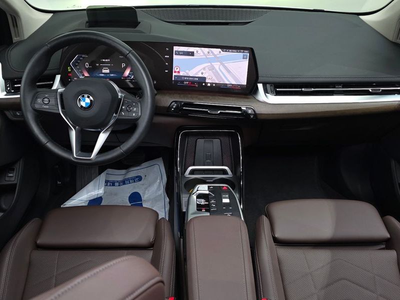 2025 BMW 2 Series 220i Luxury photo 7