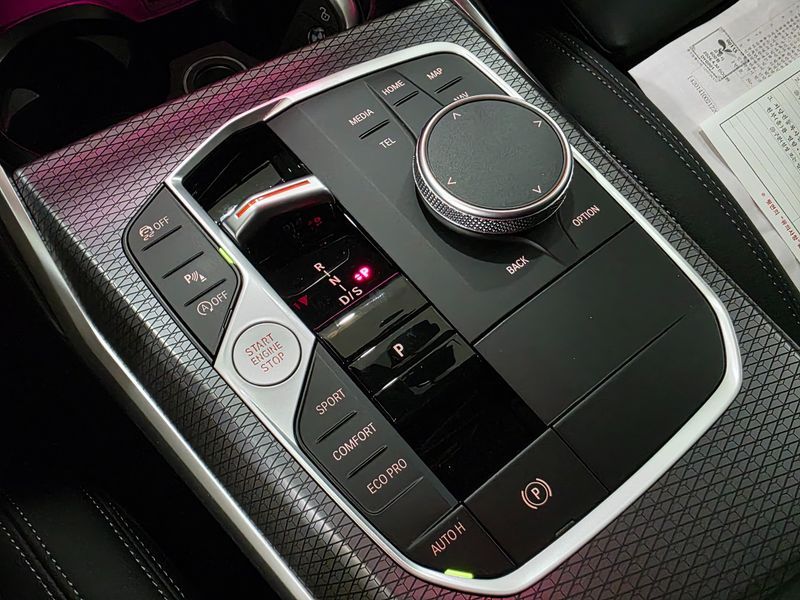 2025 BMW 3 Series 320i M Sport photo 9