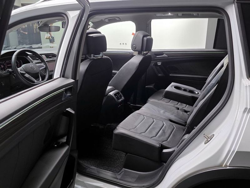 2023 Volkswagen Tiguan 2.0 TSI R-Line photo 11