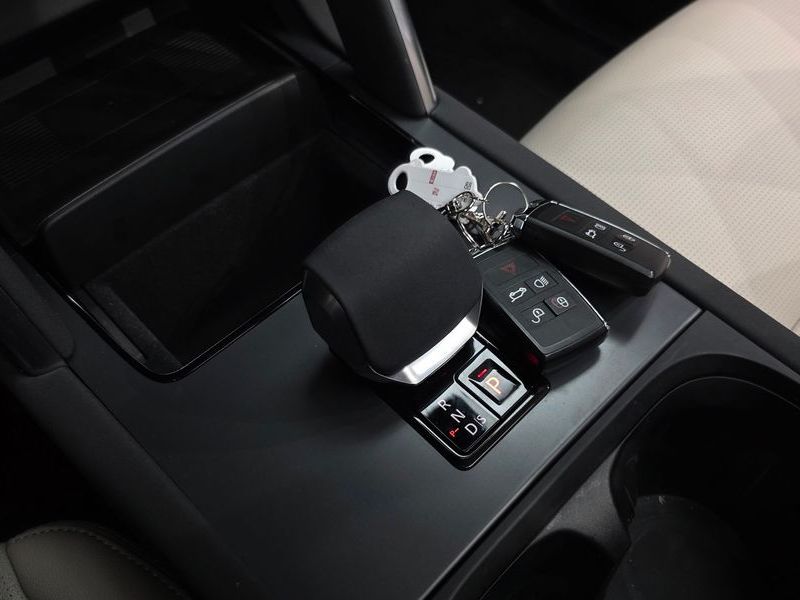 2025 Land Rover Discovery Sport P250 S photo 9