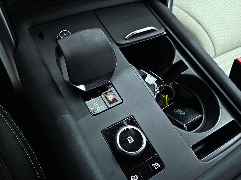 2022 Land Rover Discovery P360 R-Dynamic SE photo 9