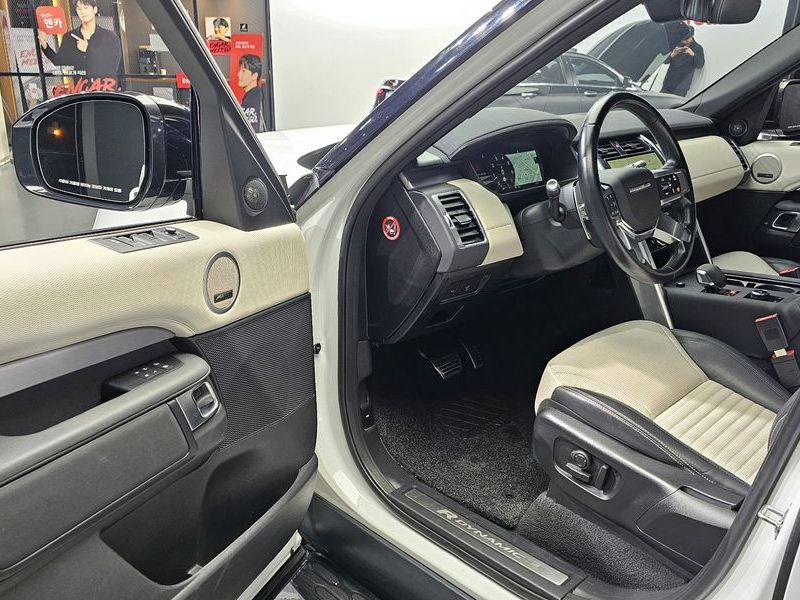 2022 Land Rover Discovery P360 R-Dynamic SE photo 10