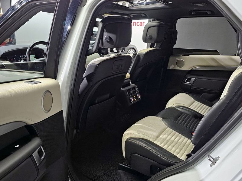 2022 Land Rover Discovery P360 R-Dynamic SE photo 11