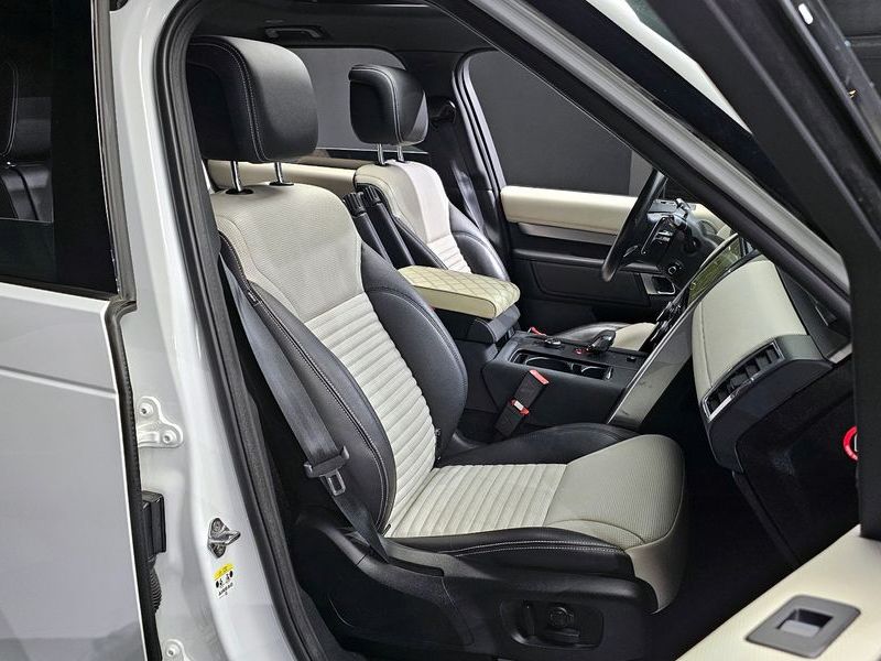 2022 Land Rover Discovery P360 R-Dynamic SE photo 12