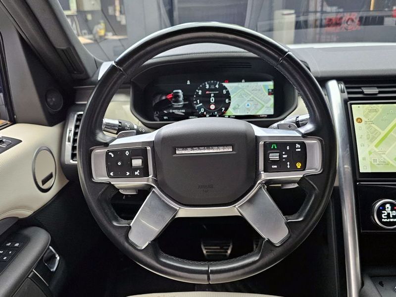 2022 Land Rover Discovery P360 R-Dynamic SE photo 13