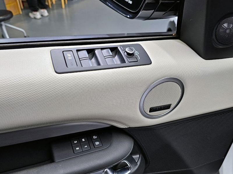 2022 Land Rover Discovery P360 R-Dynamic SE photo 14