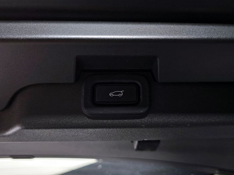 2022 Land Rover Discovery P360 R-Dynamic SE photo 18