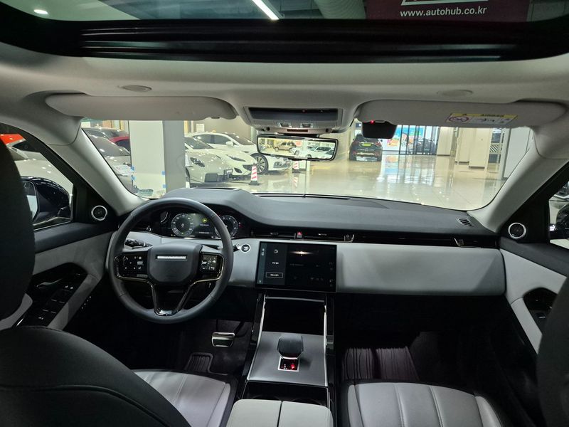 2025 Land Rover Range Rover Evoque P250 Dynamic SE photo 7