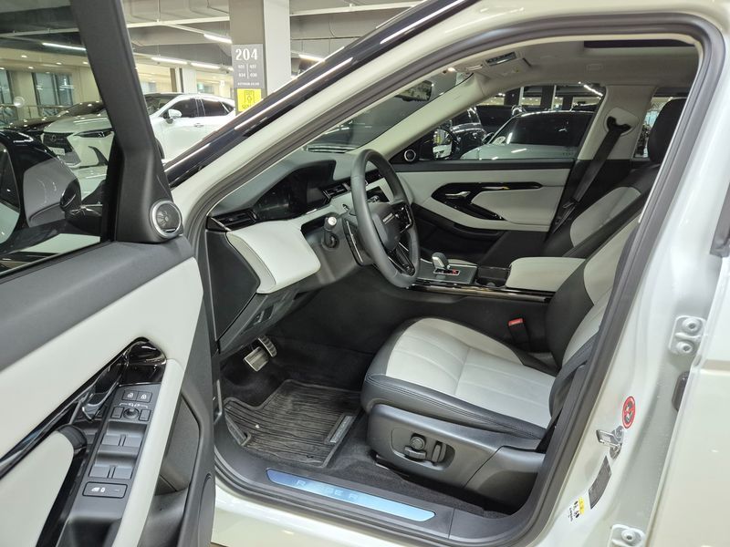 2025 Land Rover Range Rover Evoque P250 Dynamic SE photo 8