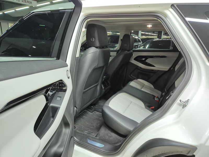 2025 Land Rover Range Rover Evoque P250 Dynamic SE photo 9