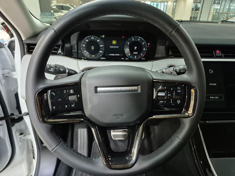 2025 Land Rover Range Rover Evoque P250 Dynamic SE photo 10
