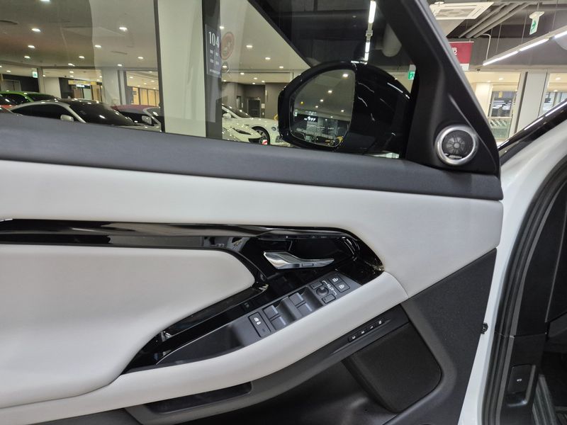 2025 Land Rover Range Rover Evoque P250 Dynamic SE photo 16