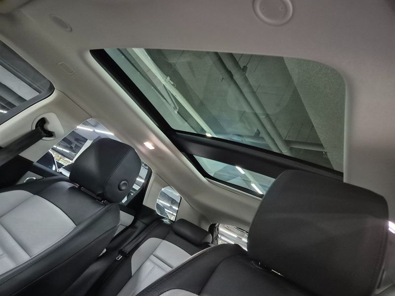 2025 Land Rover Range Rover Evoque P250 Dynamic SE photo 19