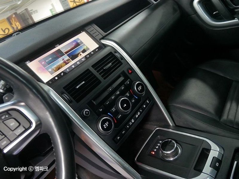 2017 Land Rover Discovery Sport 2.0 TD4 HSE Luxury photo 9