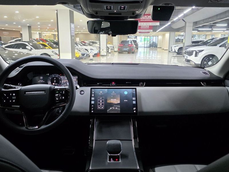 2025 Land Rover Range Rover Evoque P250 Dynamic SE photo 7