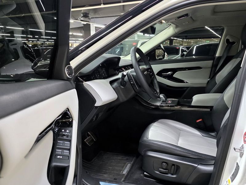 2025 Land Rover Range Rover Evoque P250 Dynamic SE photo 8