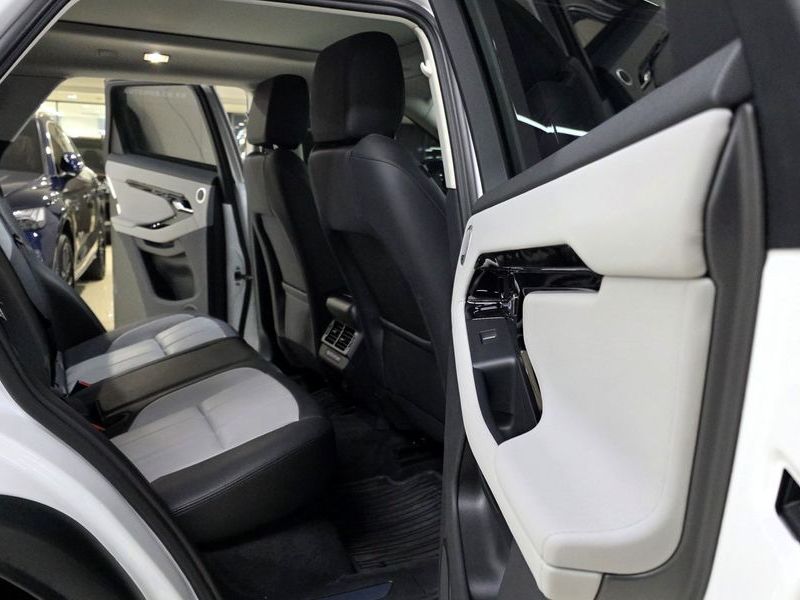 2025 Land Rover Range Rover Evoque P250 Dynamic SE photo 9