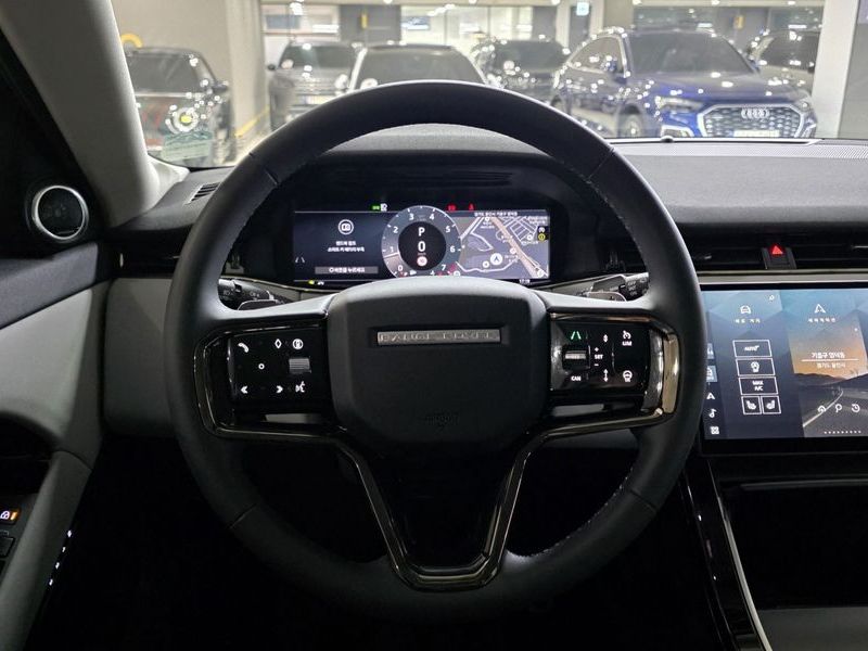 2025 Land Rover Range Rover Evoque P250 Dynamic SE photo 10
