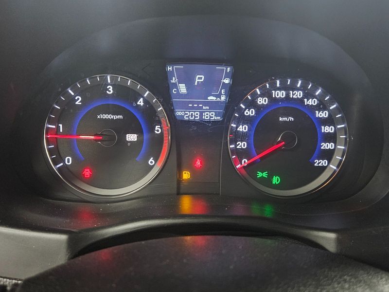 2012 Hyundai Accent Diesel WIT 1.6 VGT Premier photo 8