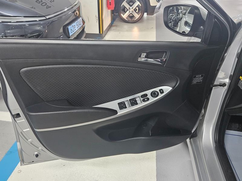 2012 Hyundai Accent Diesel WIT 1.6 VGT Premier photo 13