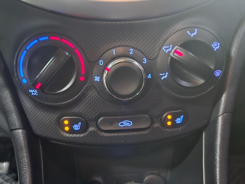 2012 Hyundai Accent Diesel WIT 1.6 VGT Premier photo 16