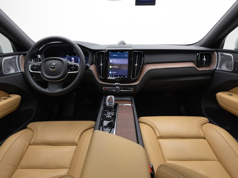 2025 Volvo XC60 B5 Ultra Bright photo 7