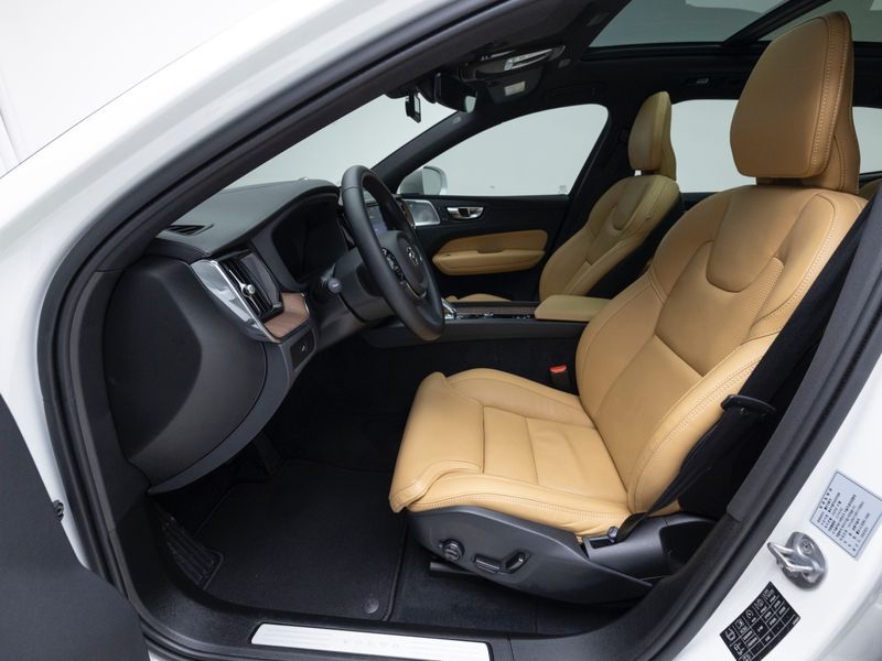 2025 Volvo XC60 B5 Ultra Bright photo 10