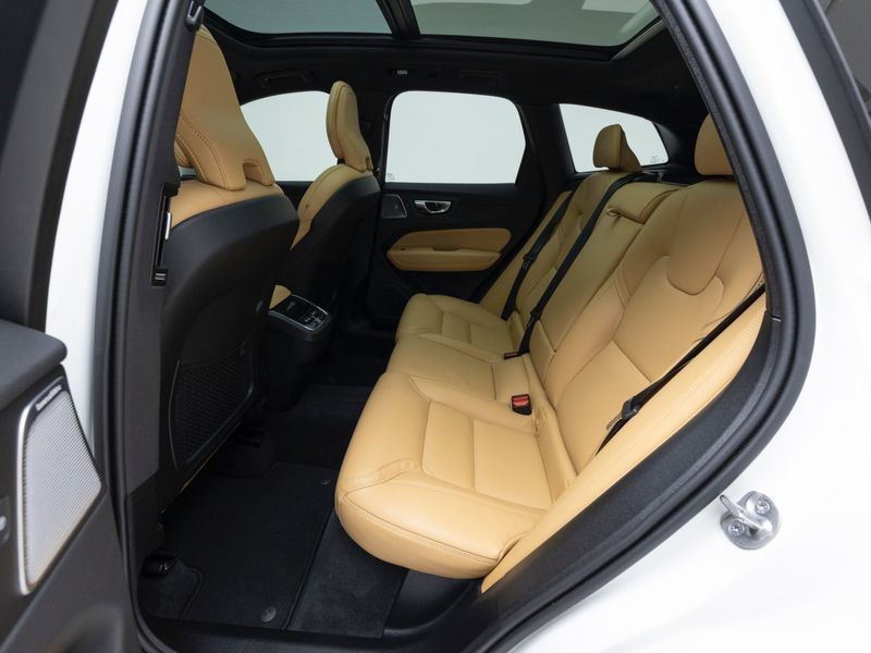 2025 Volvo XC60 B5 Ultra Bright photo 11