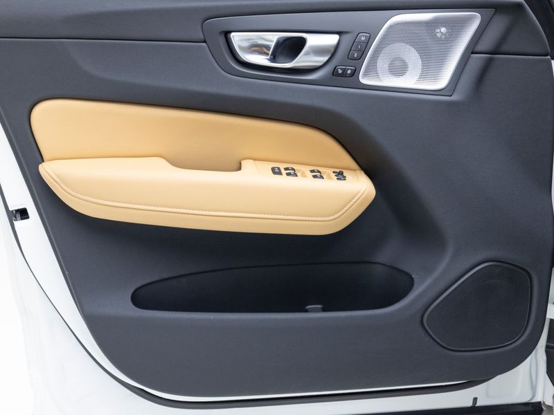 2025 Volvo XC60 B5 Ultra Bright photo 12