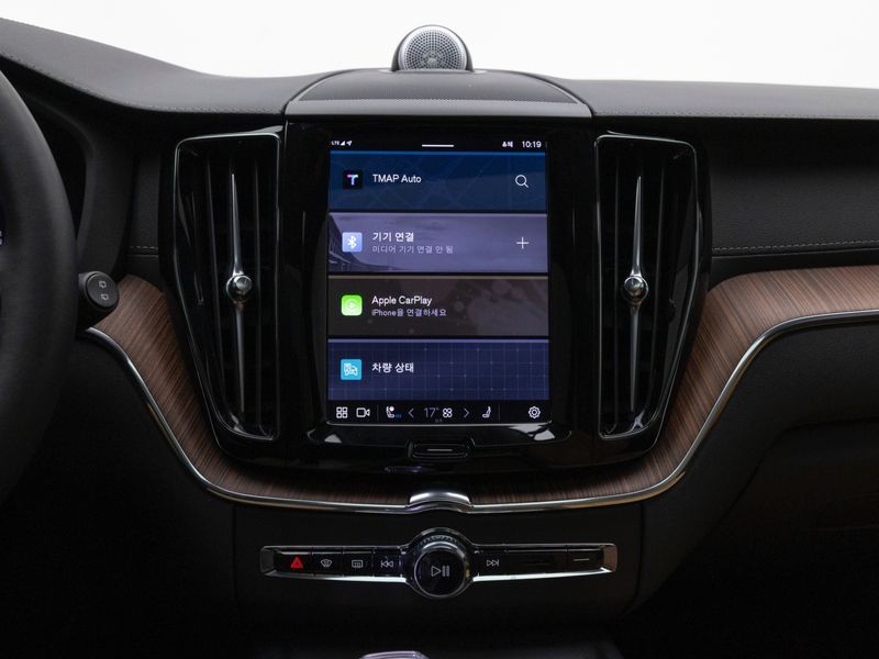 2025 Volvo XC60 B5 Ultra Bright photo 14