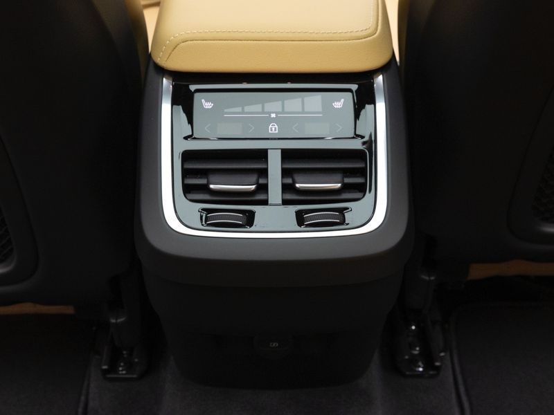 2025 Volvo XC60 B5 Ultra Bright photo 16