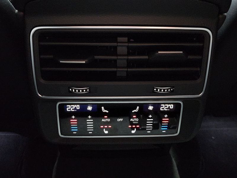 2023 Audi Q8 45 TDI Quattro Premium photo 18