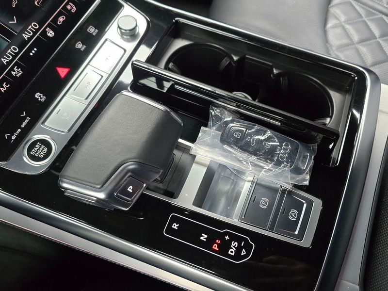 2023 Audi Q8 55 TFSI Quattro Premium photo 9