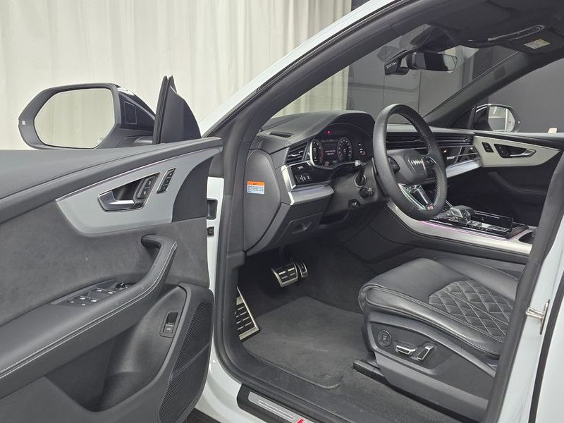 2023 Audi Q8 55 TFSI Quattro Premium photo 11