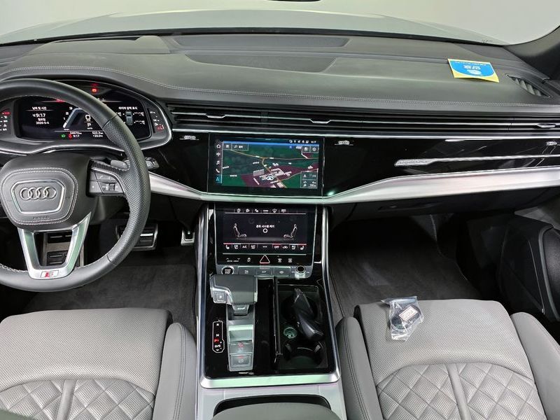 2023 Audi Q8 55 TFSI Quattro Premium photo 7