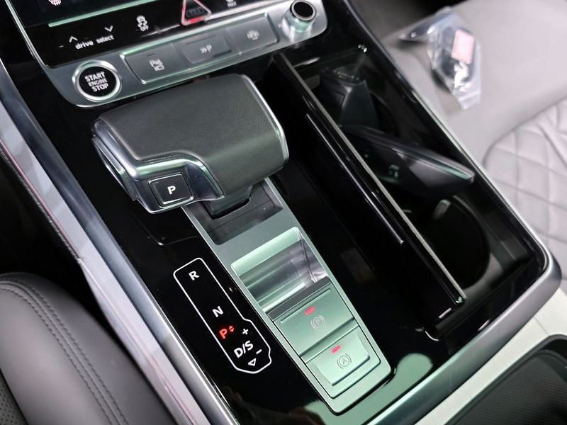 2023 Audi Q8 55 TFSI Quattro Premium photo 9