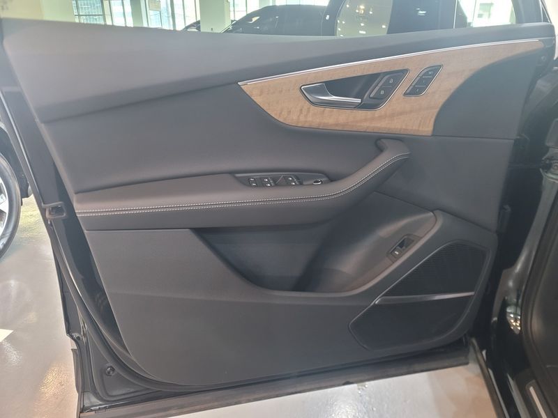 2025 Audi Q7 55 TFSI Quattro photo 11