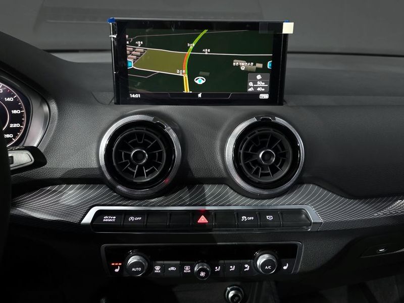 2023 Audi Q2 35 TDI Premium photo 14