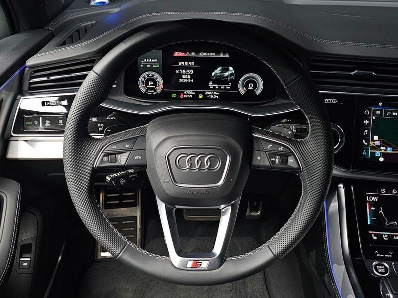 2025 Audi Q7 55 TFSI Quattro Premium photo 12