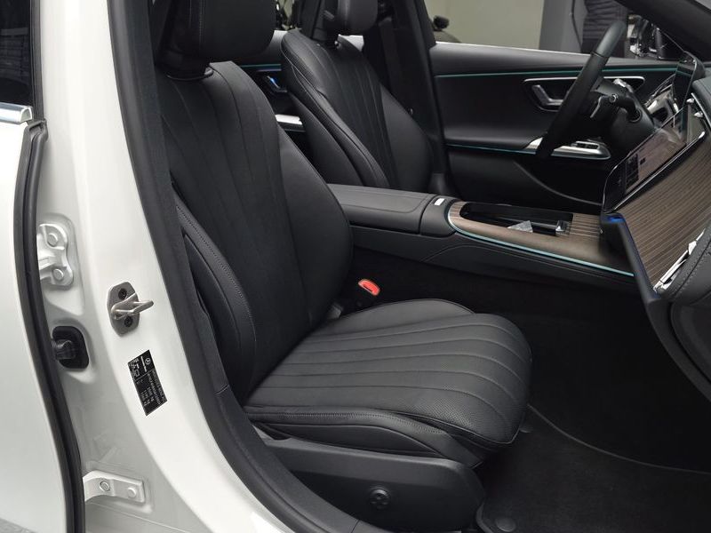 2025 Mercedes-Benz E-Class E300 4MATIC Exclusive photo 10