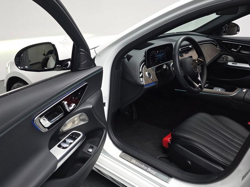 2025 Mercedes-Benz E-Class E300 4MATIC Exclusive photo 12