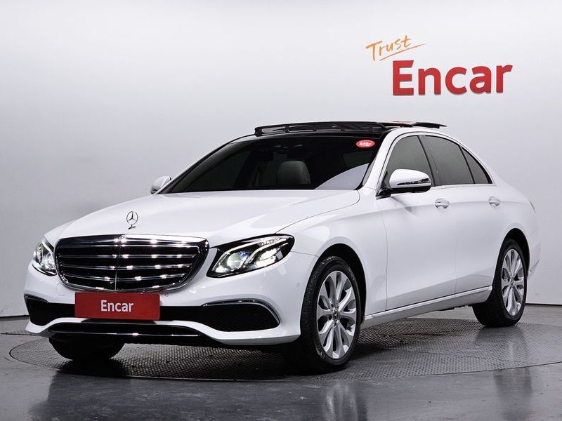 2017 Mercedes-Benz E-Class E300 4MATIC Exclusive photo 1